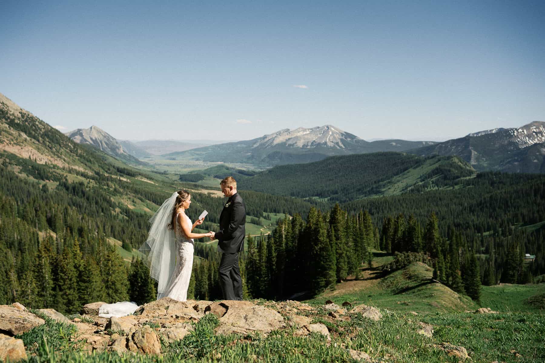 Crested Butte Colorado elopement ceremony at a mountain overlook featuring breathtaking Elk Mountain views and alpine scenery.